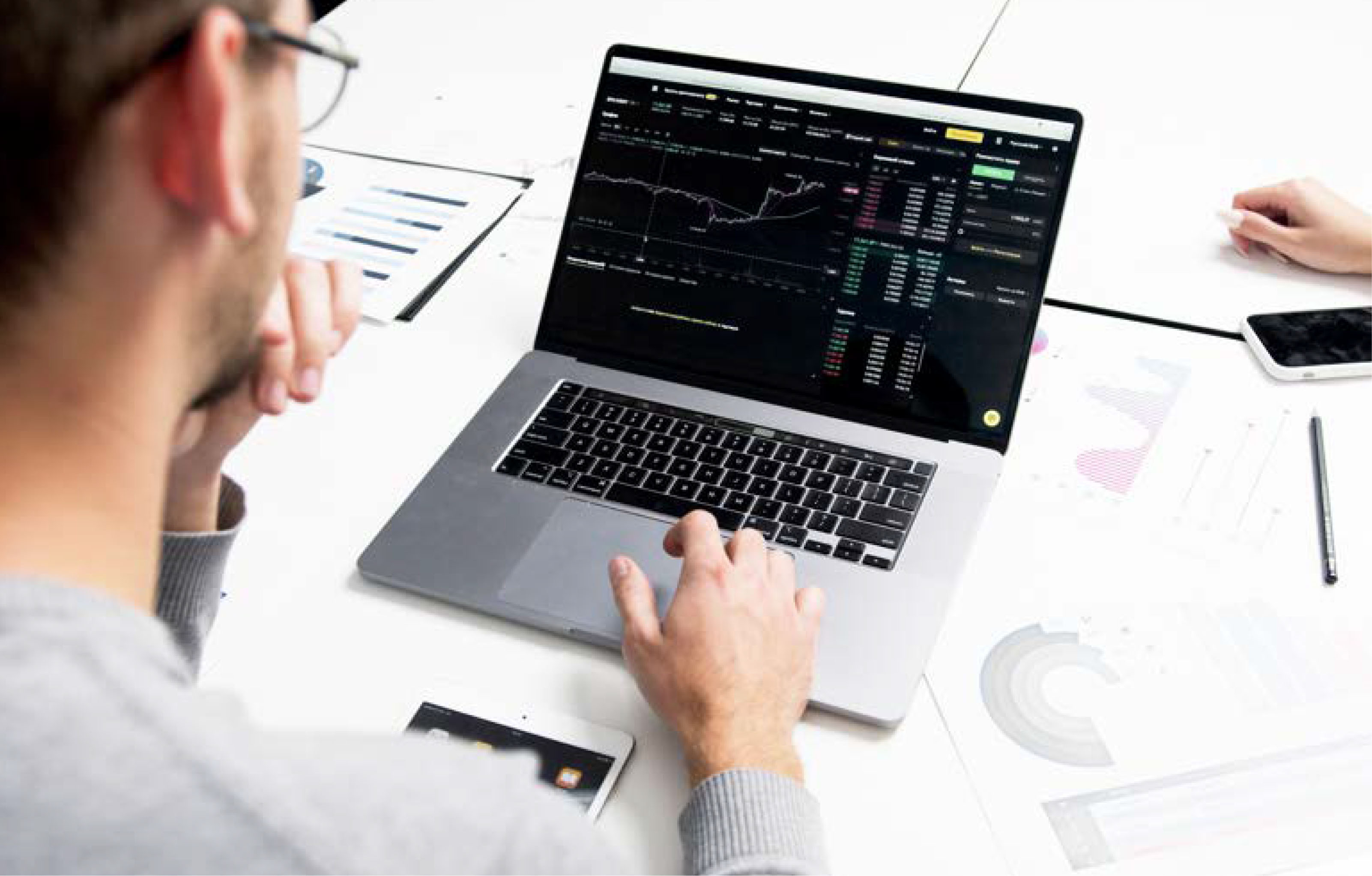 Ejecutivo analizando datos financieros en laptop para renovar líneas de crédito o refinanciar deudas empresariales