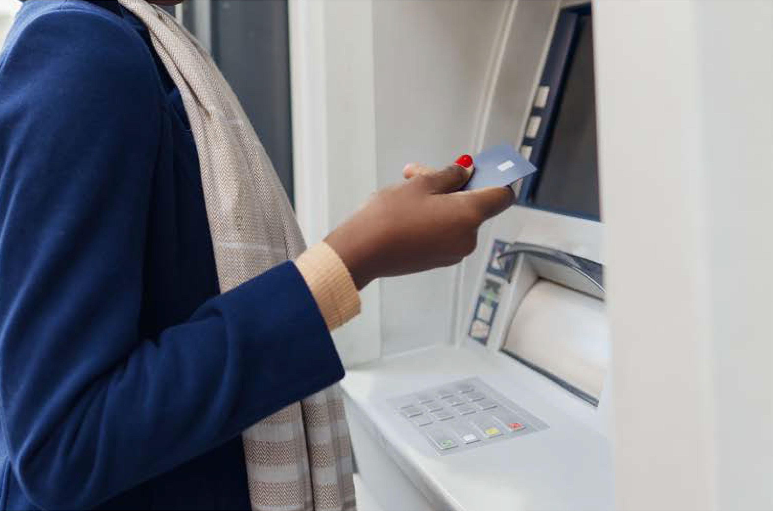 Persona utilizando cajero automático, representando a bancos que operan con warrants como respaldo financiero