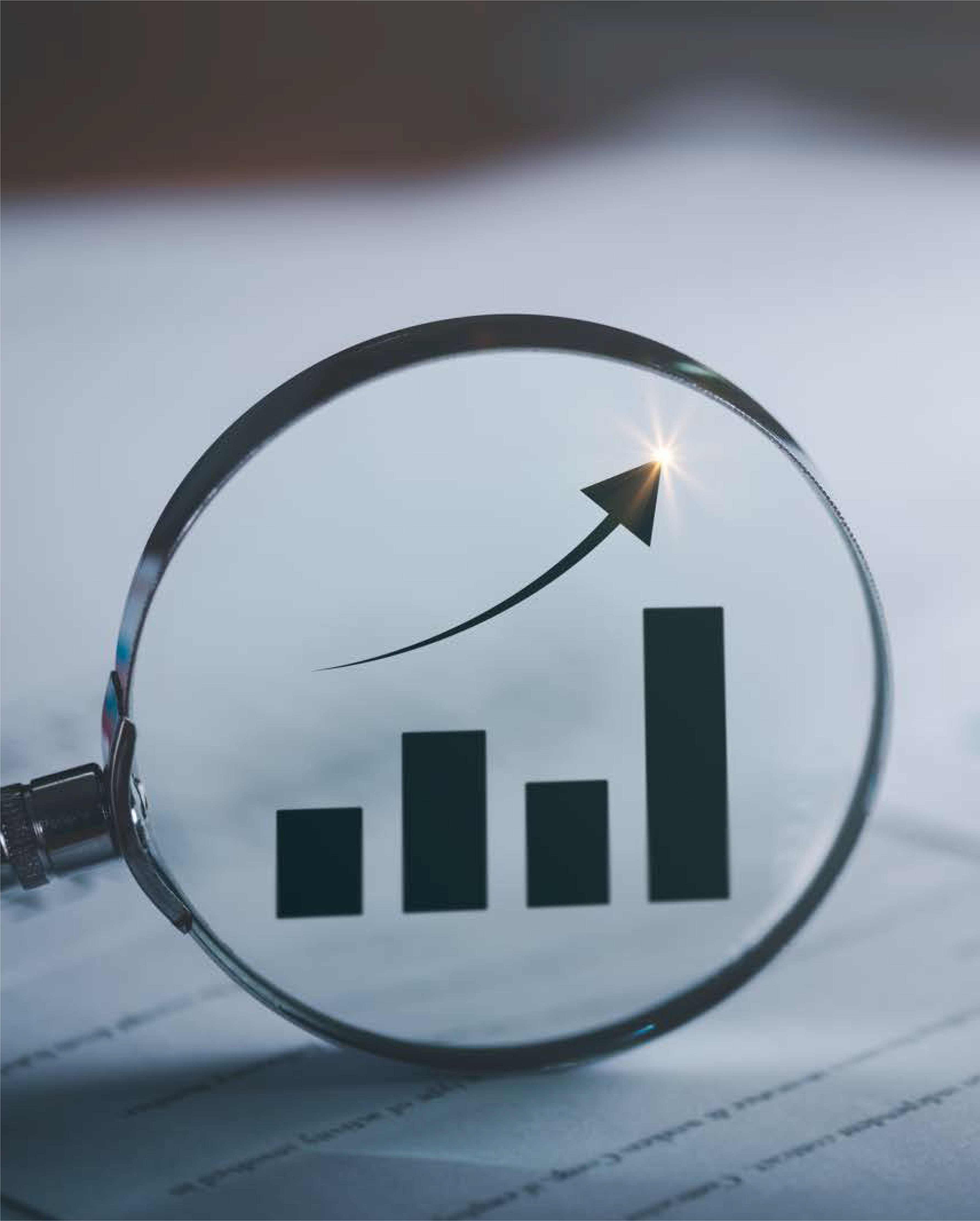 Lupa sobre gráfico de crecimiento simbolizando nuevas oportunidades de financiamiento para empresas deudoras