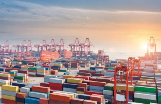 Vista aérea de contenedores con grúas portuarias representando el seguro de mercaderías en garantía de warrants