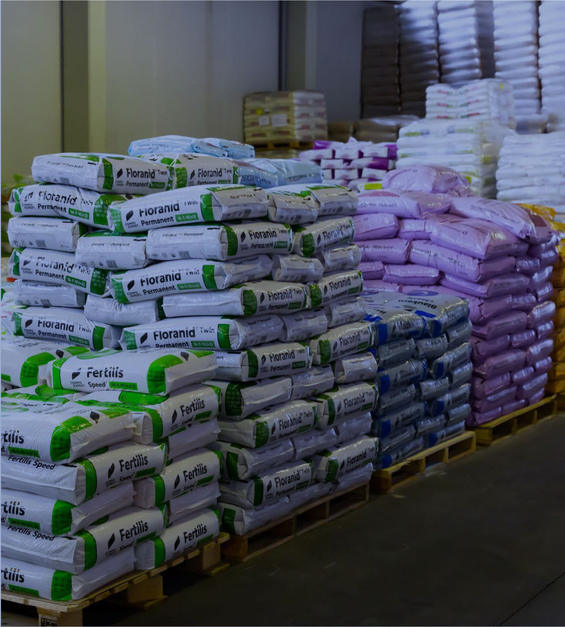 Sacos de fertilizante apilados como ejemplo de agroinsumos garantizables