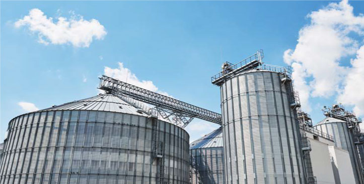 Vista de silos industriales para almacenamiento de materias primas o productos alimentarios