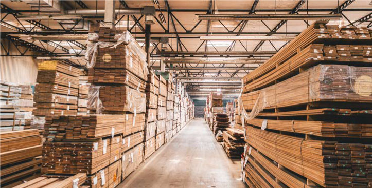Interior de bodega con tablas de madera industrializadas para exportación o garantía
