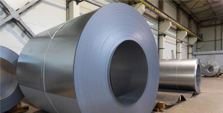 Bobina de acero enrollada dentro de planta industrial representando insumo metálico como producto warrant