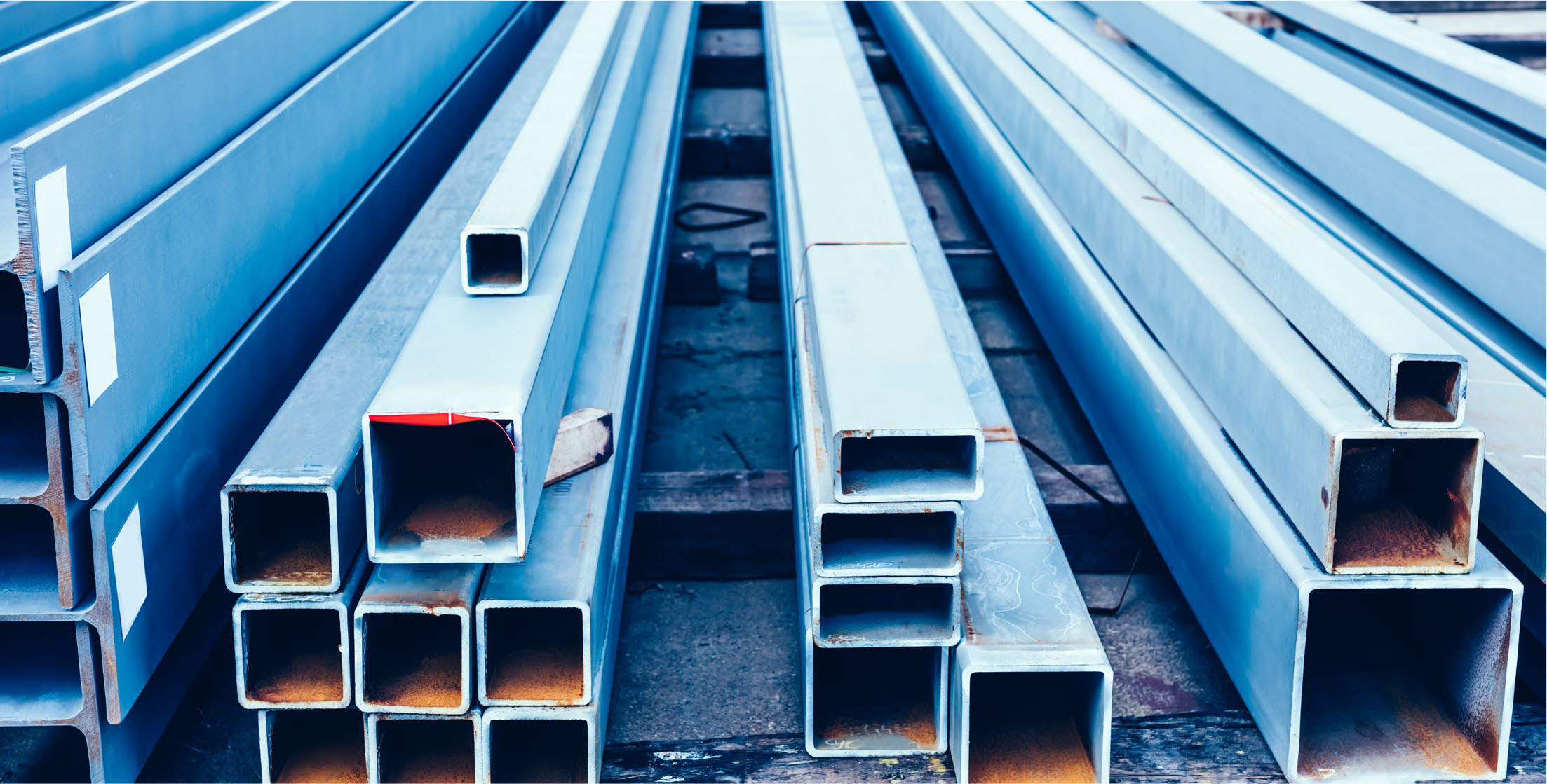 Perfiles metálicos azules organizados como material de construcción garantizable mediante warrant