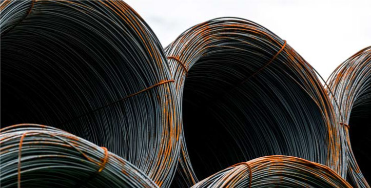 Rollos de alambre metálico mostrando productos industriales que pueden respaldar un warrant