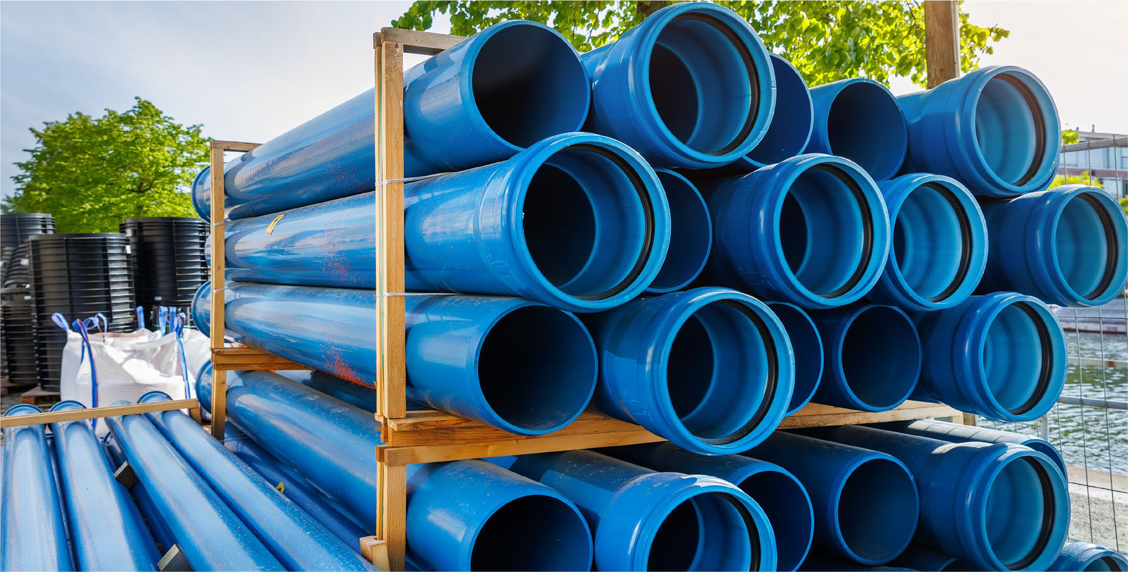 Tuberías plásticas apiladas representando materiales de construcción usados como garantía