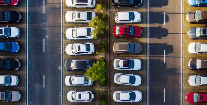 Vista aérea de estacionamiento con múltiples autos que pueden ser garantizados como productos warrant