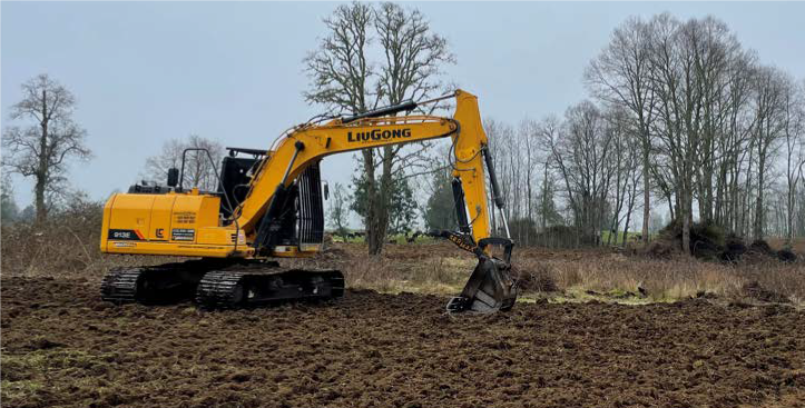 Excavadora trabajando en terreno como activo de maquinaria para warrant