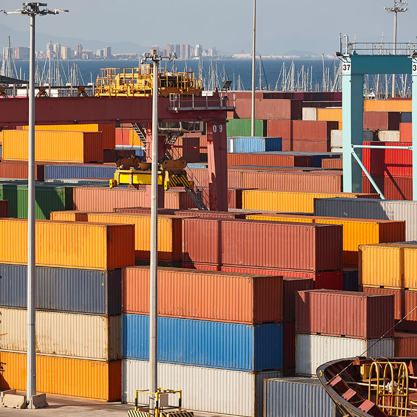 Contenedores y maquinaria industrial representando activos con valor para garantía financiera