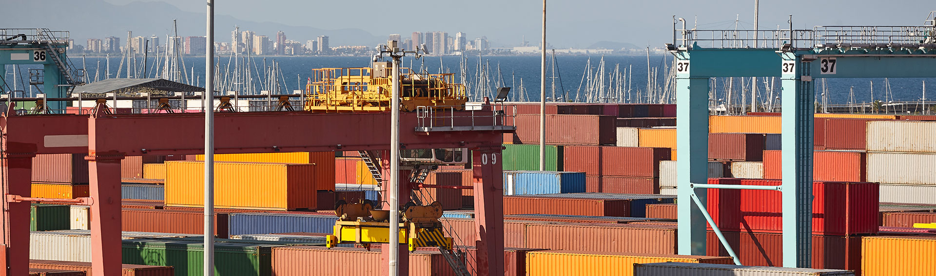 Contenedores y maquinaria industrial representando activos con valor para garantía financiera